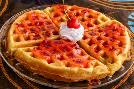 草莓华夫饼小吃奶油饼高清图片