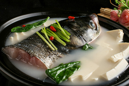 鱼头豆腐汤红汤鱼头高清图片