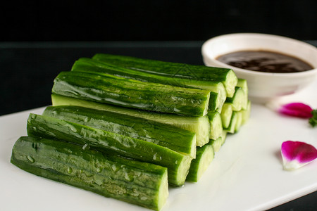 黄瓜蘸酱绿色食品酱泡菜高清图片