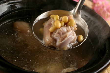 黄豆煨猪手玉米猪蹄汤高清图片