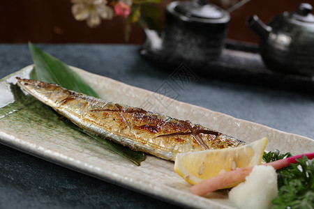 烤秋刀鱼日本料理烤海苔高清图片