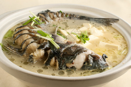 洄鱼豆腐汤蔬菜鱼肉高清图片