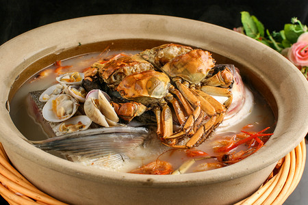 鱼头砂煲卵石鲜鱼汤高清图片