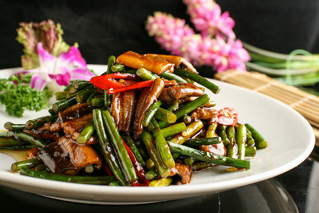 蒜台炒鳝背香嫩背膳食高清图片