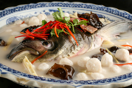 有机鱼头汤中餐鲜鱼头高清图片