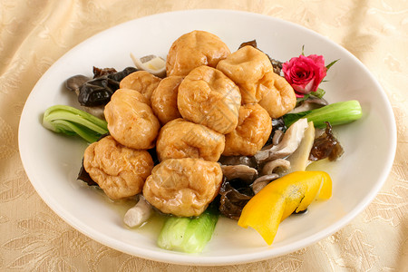 三鲜鱼面筋蔬菜菌菇鱼高清图片