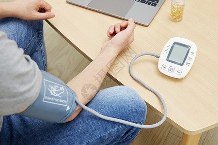 居家男性测量血压特写图片