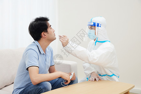 医生隔离服给居家患者做核酸检测的防疫工作者背景