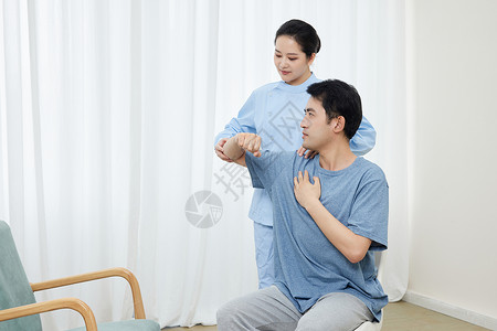 护士协助男病患做康复训练高清图片