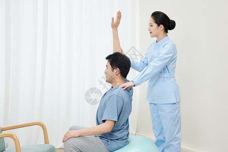 女护士帮助患者做康复训练高清图片