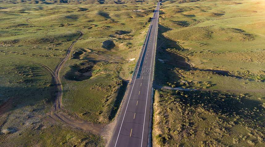 新疆穿越草原的公路图片