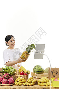 女性果农在网络直播间售卖蔬菜水果高清图片