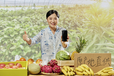 线上展示中年女性水果摊拿着手机展示点赞背景