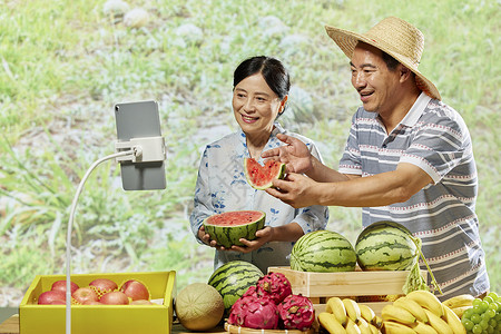 水果销售素材农民夫妇网络直播间售卖西瓜背景