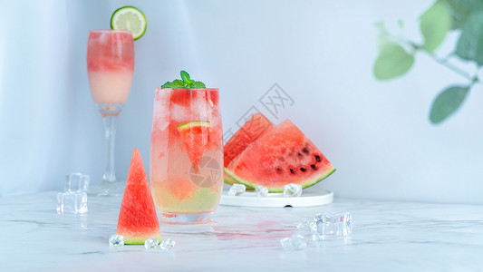 夏季清凉解暑喷冰块的西瓜夏天西瓜和饮品背景