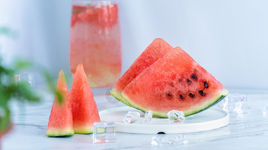 夏季清凉解暑喷冰块的西瓜夏天西瓜和饮品背景