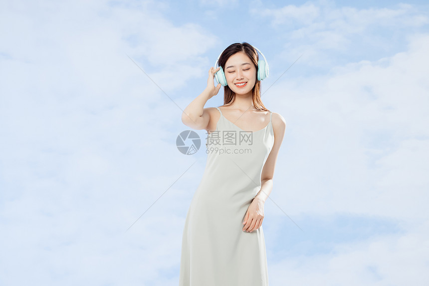 头戴耳机听音乐的夏季清凉美女图片