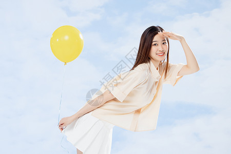 夏日手拿气球的可爱少女图片