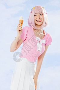 夏日手拿冰激凌手拿冰激凌的粉发元气女孩背景