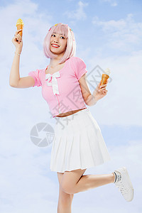 手拿冰激凌的粉色头发活力女孩图片