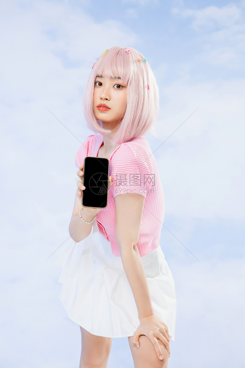 拿着手机的粉色头发元气女孩图片
