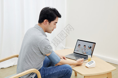 在线问诊自测血压的居家男性高清图片