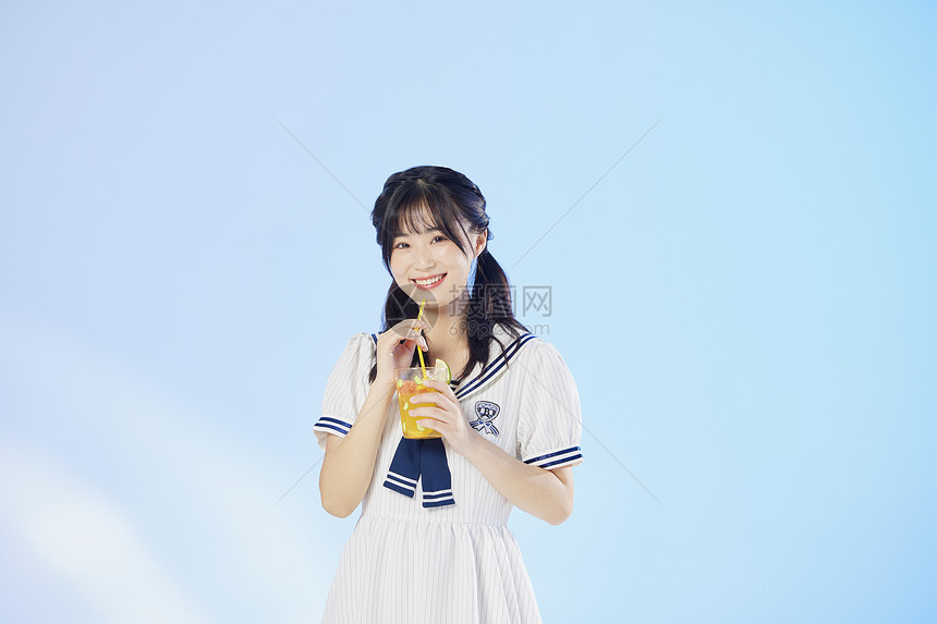 甜美少女喝夏日冰饮料图片