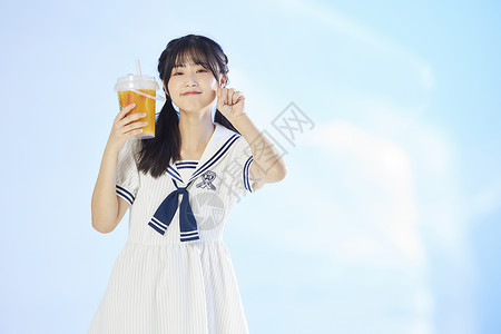 可爱美女喝夏日冰饮料图片