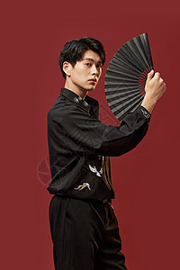 手拿折扇的复古新中式青年男性图片