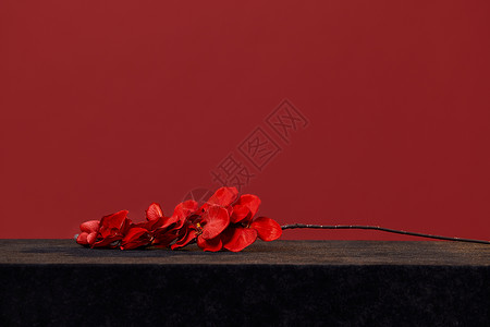 一束铃兰花一束复古的红色蝴蝶兰背景