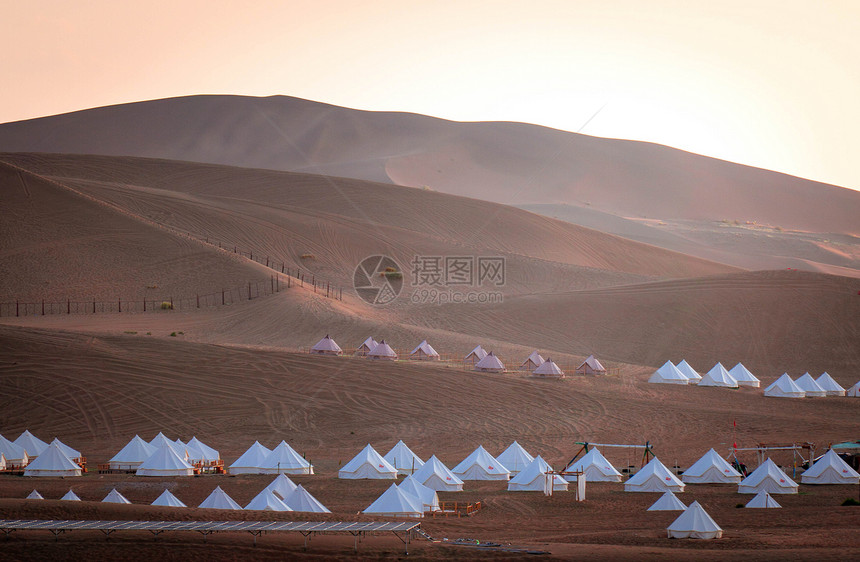 户外沙漠露营营地图片
