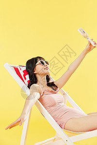 夏日美女沙滩椅休息吹风扇图片