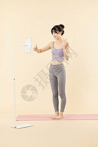 年轻美女直播健身背景图片