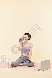 年轻美女运动休息喝水背景图片