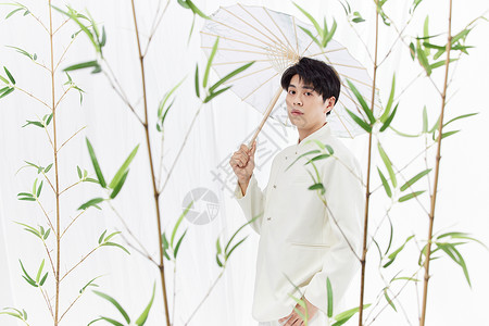 举油纸伞的新中式国风男性图片