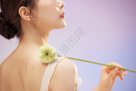 美女手拿花卉特写图片