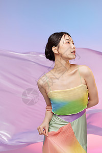 彩色丝绸背景下的时尚女性背景图片