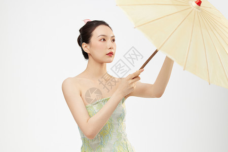 手撑油纸伞的新中式国潮女性形象图片