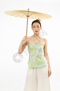 手撑油纸伞的国潮风美女背景图片