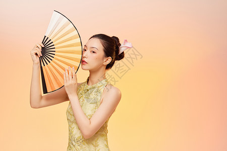 手拿扇子的新中式国潮美女背景图片