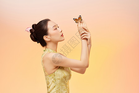 新中式美女展示蝴蝶背景图片
