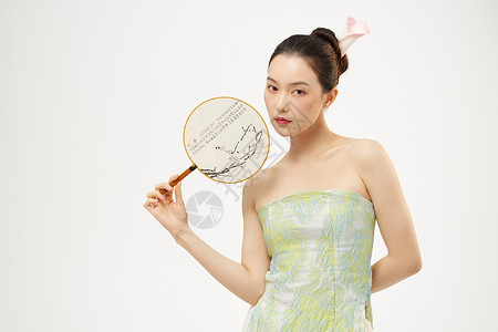 手拿团扇的新中式国潮女性形象背景图片