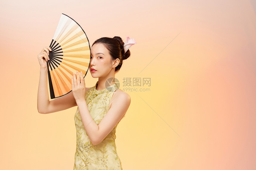 新中式国潮女性手拿扇子图片