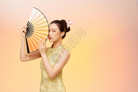 新中式国潮女性手拿扇子背景图片