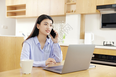 年轻美女居家办公打电话图片