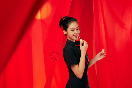 手拿口红的中国风国潮美女图片