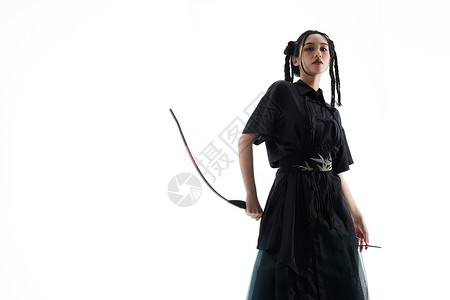 手拿弓箭的中式古风美女背景图片