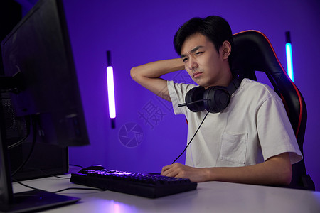 控制脾气脾气暴躁的年轻男性玩电脑游戏背景