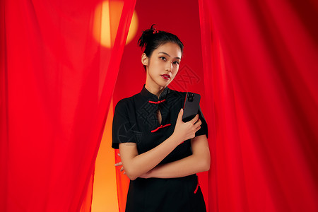 古风素材手机拿着手机的中国风红纱国潮美女背景