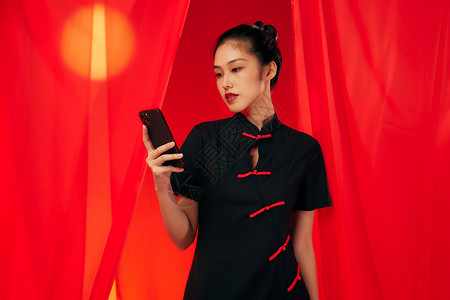 拿着手机的中国风红纱国潮美女图片